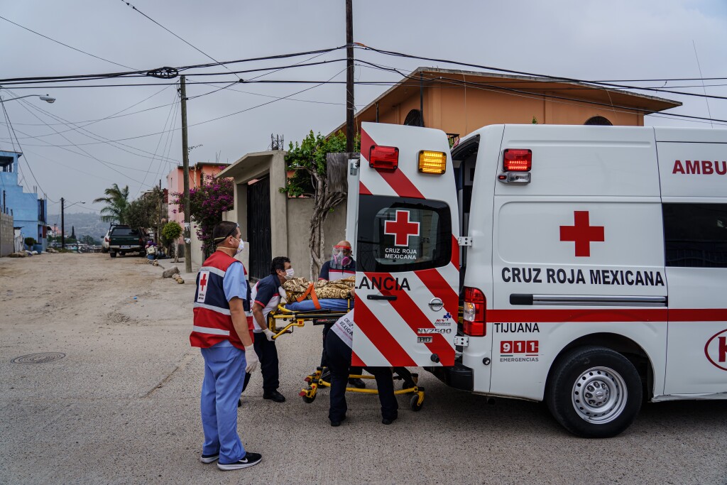 Mexican Red Cross paramedics risk their lives to help the sick in ...