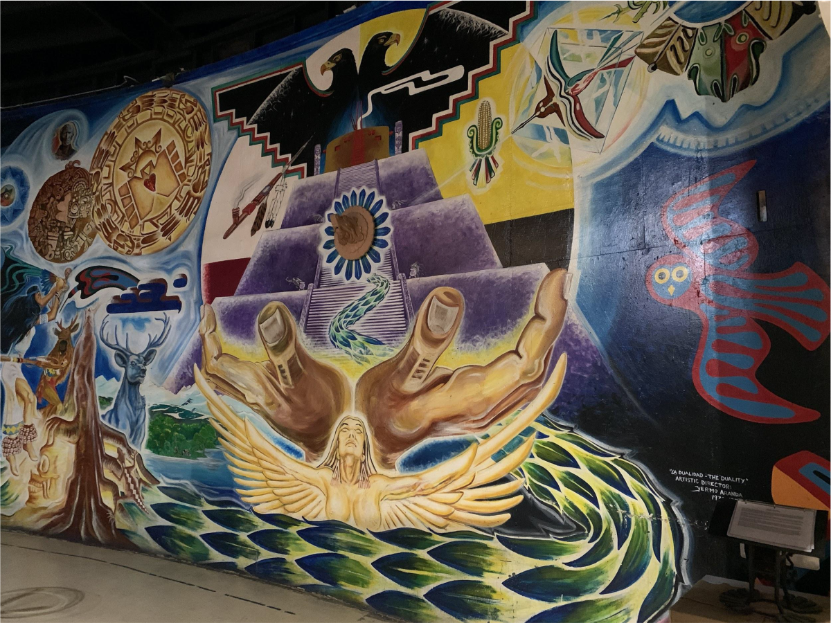 Un mural titulado Dualidad/Duality dentro de los muros del Centro Cultural de la Raza en Balboa Park.