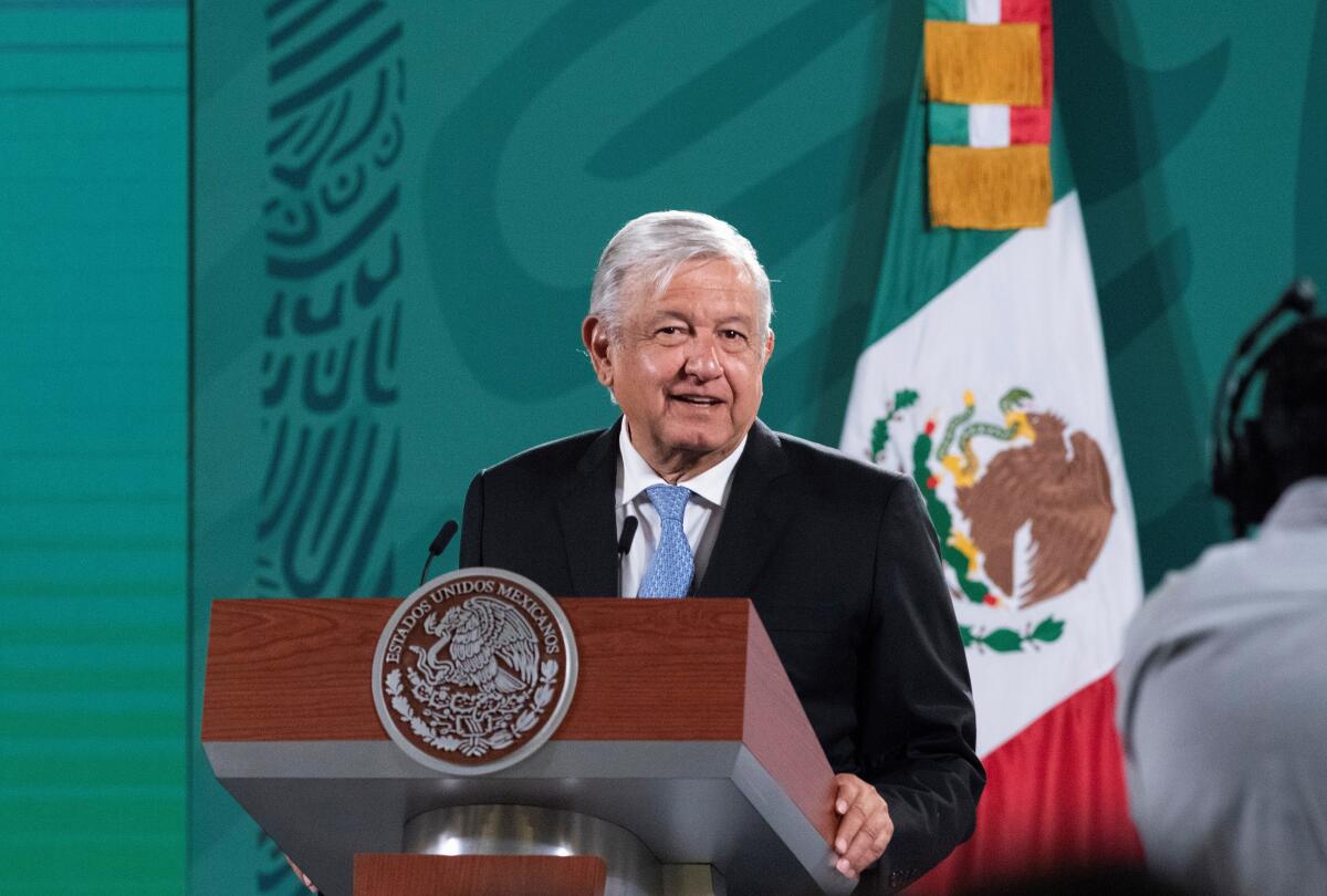 López Obrador se compromete a reabrir accidentada línea del metro en un año