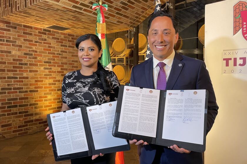 La alcaldesa de Tijuana, Montserrat Caballero y el alcalde de San Diego, Todd Gloria, en la firma del memorándum de entendimiento el 11 de mayo de 2022 en Tijuana