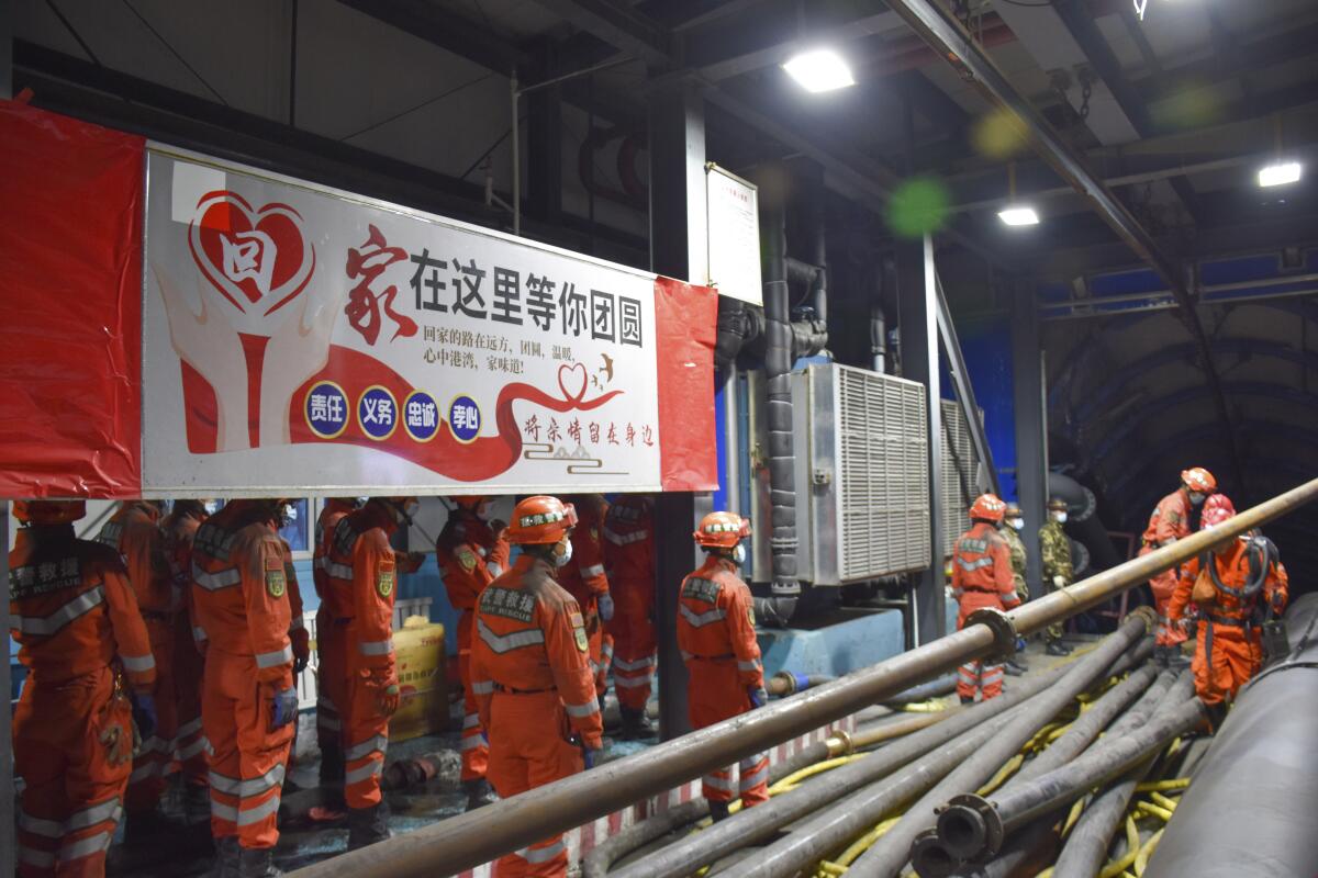 China: 21 mineros atrapados por una inundación subterránea