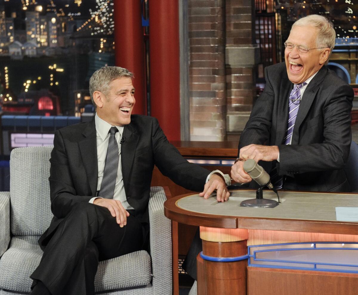 George Clooney junto a David Letterman en una transmisión de “Late Show with David Letterman.