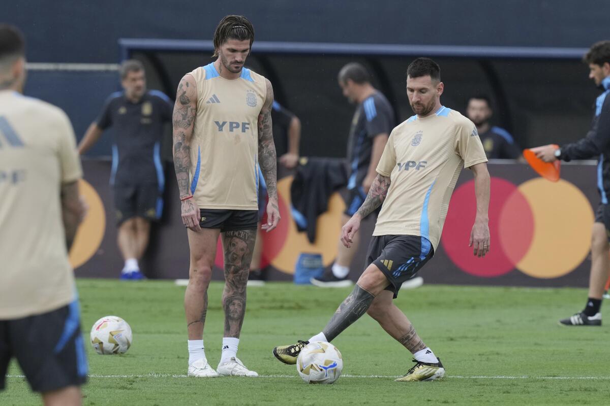 El delantero argentino Lionel Messi controla el balón durante un entrenamiento en Miami, 