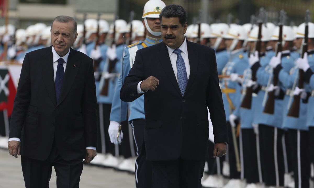 Venezuela's President Nicolas Maduro, right, reviews a military honour guard with Turkish President Recep Tayyip Erdogan during a welcome ceremony, in Ankara, Turkey, Wednesday, June 8, 2022.(AP Photo/Burhan Ozbilici)