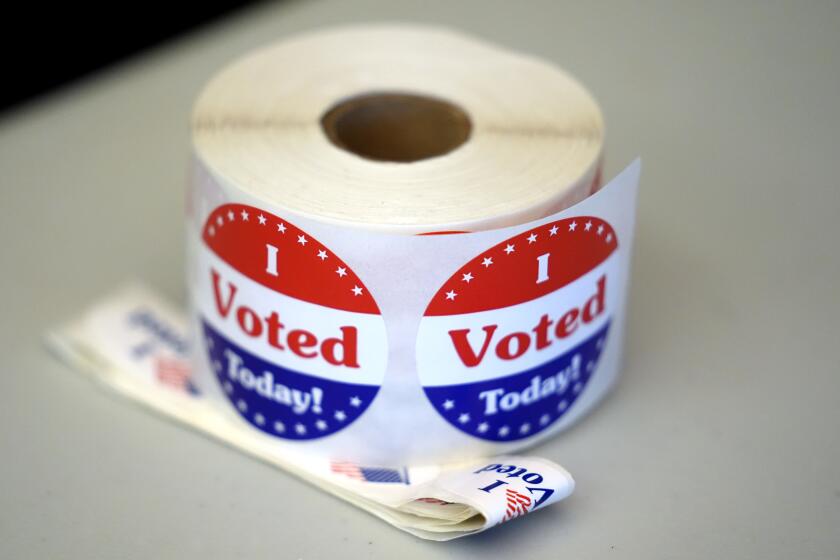 ARCHIVO - Una bobina de pegatinas se encuentra sobre una mesa en un colegio electoral durante las votaciones primarias del estado de Massachusetts, el 3 de septiembre de 2024, en Newton, Massachusetts. (AP Foto/Steven Senne, Archivo)