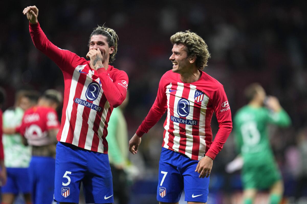 Con goles de De Paul y Lino, el Atlético logra victoria 2-1 ante Dortmund en la ida