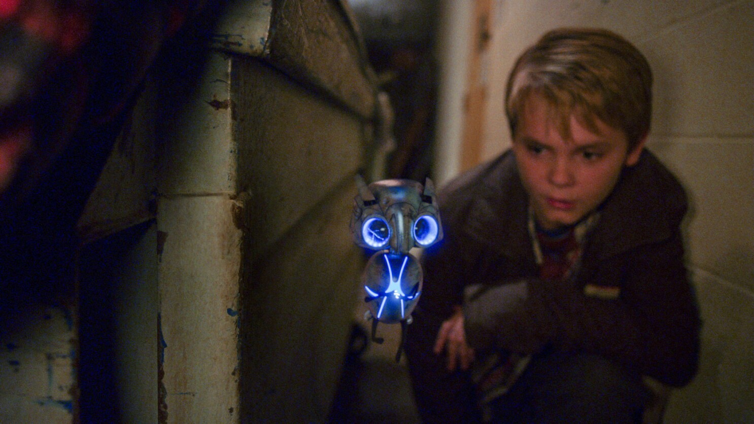 Review Earth To Echo An E T Knockoff Is Pleasantly Diverting Los Angeles Times