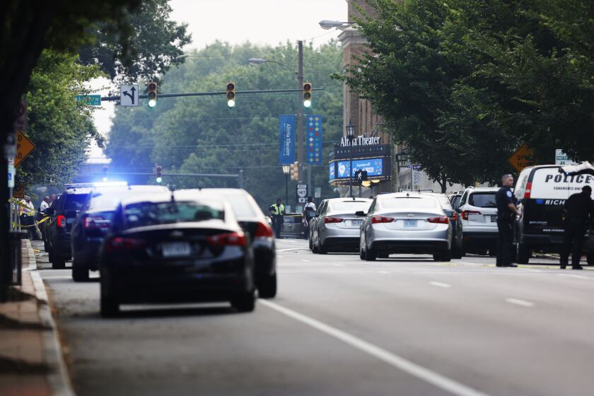 Vehículos y policías llegan al teatro Altria, lugar de un tiroteo en la graduación de la Escuela Secundaria Huguenot, el martes 6 de junio de 2023, en Richmond, Virginia. (Mike Kropf/Richmond Times-Dispatch via AP)