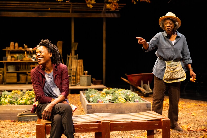Шарлин Вудард (слева) и Стефани Берри на мировой премьере театра La Jolla Playhouse "сад."