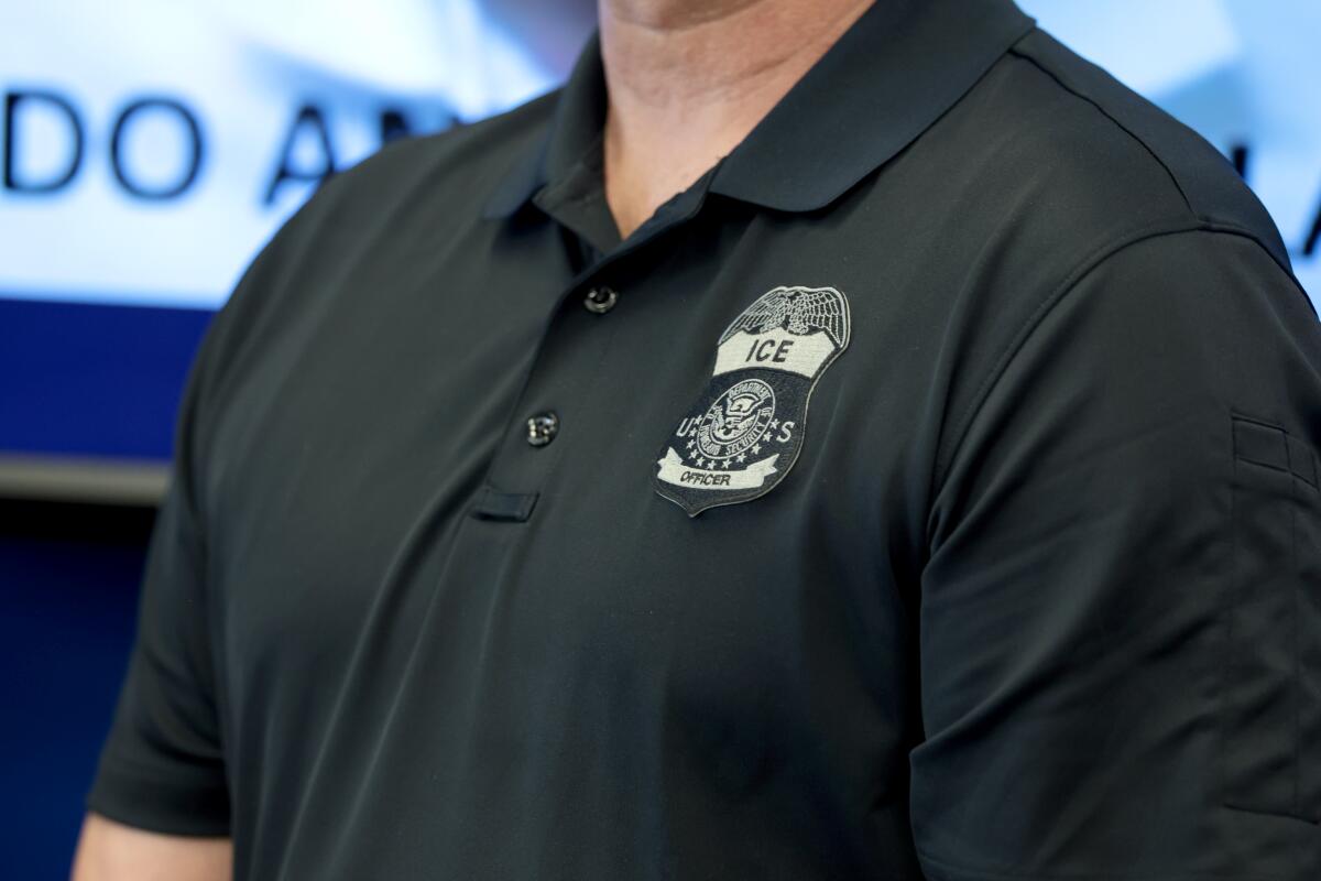 Agente en una conferencia de prensa en Los Ángeles.