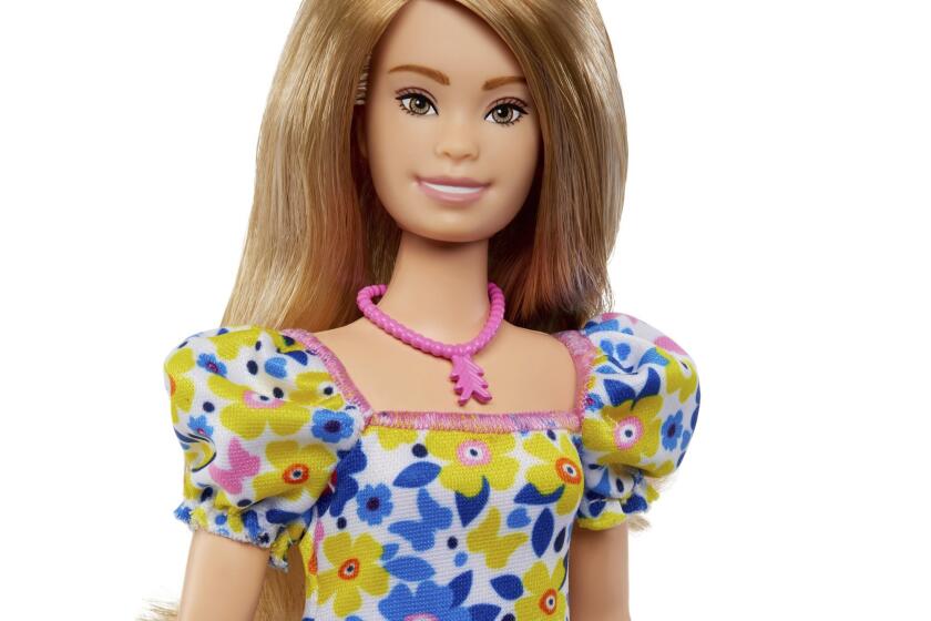 Esta imagen distribuida por Mattel, Inc. el martes 25 de abril de 2023, muestra a la primera muñeca Barbie que representa a una persona con síndrome de Down. (Mattel, Inc. via AP)