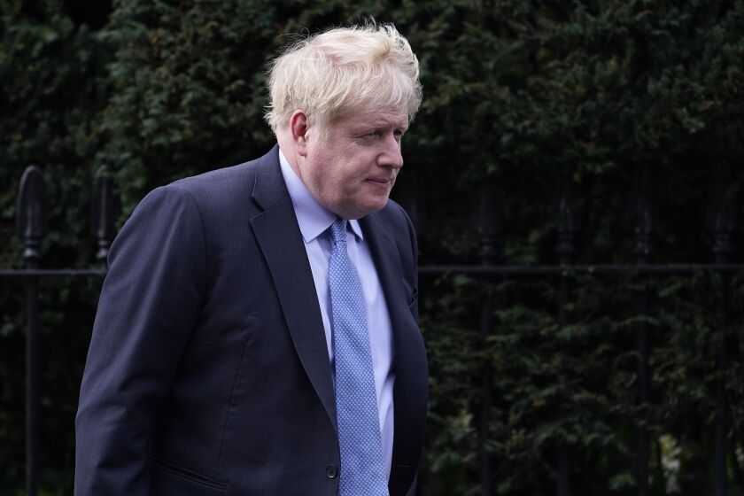 ARCHIVO - Boris Johnson sale de su casa en Londres, el 22 de marzo de 2023. (AP Foto/Alberto Pezzali)