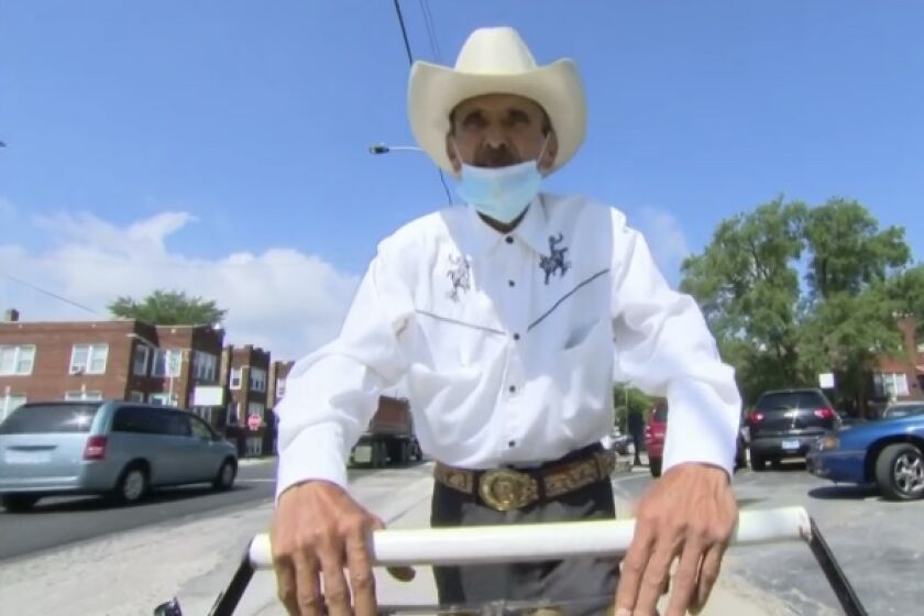 Don Rosario a sus 70 años sale a vender empujando su carrito de paletas.