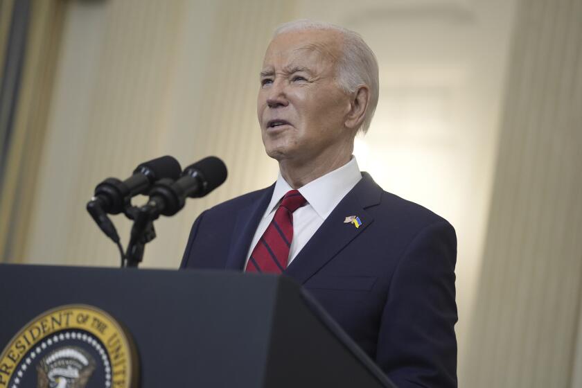 El presidente Joe Biden habla antes de firmar un paquete de ayuda de 95.000 millones de dólares para Ucrania que también incluye asistencia para Israel, Taiwán y otros aliados, en el Comedor Estatal de la Casa Blanca, el miércoles 24 de abril de 2024, en Washington. (AP Foto/Evan Vucci)