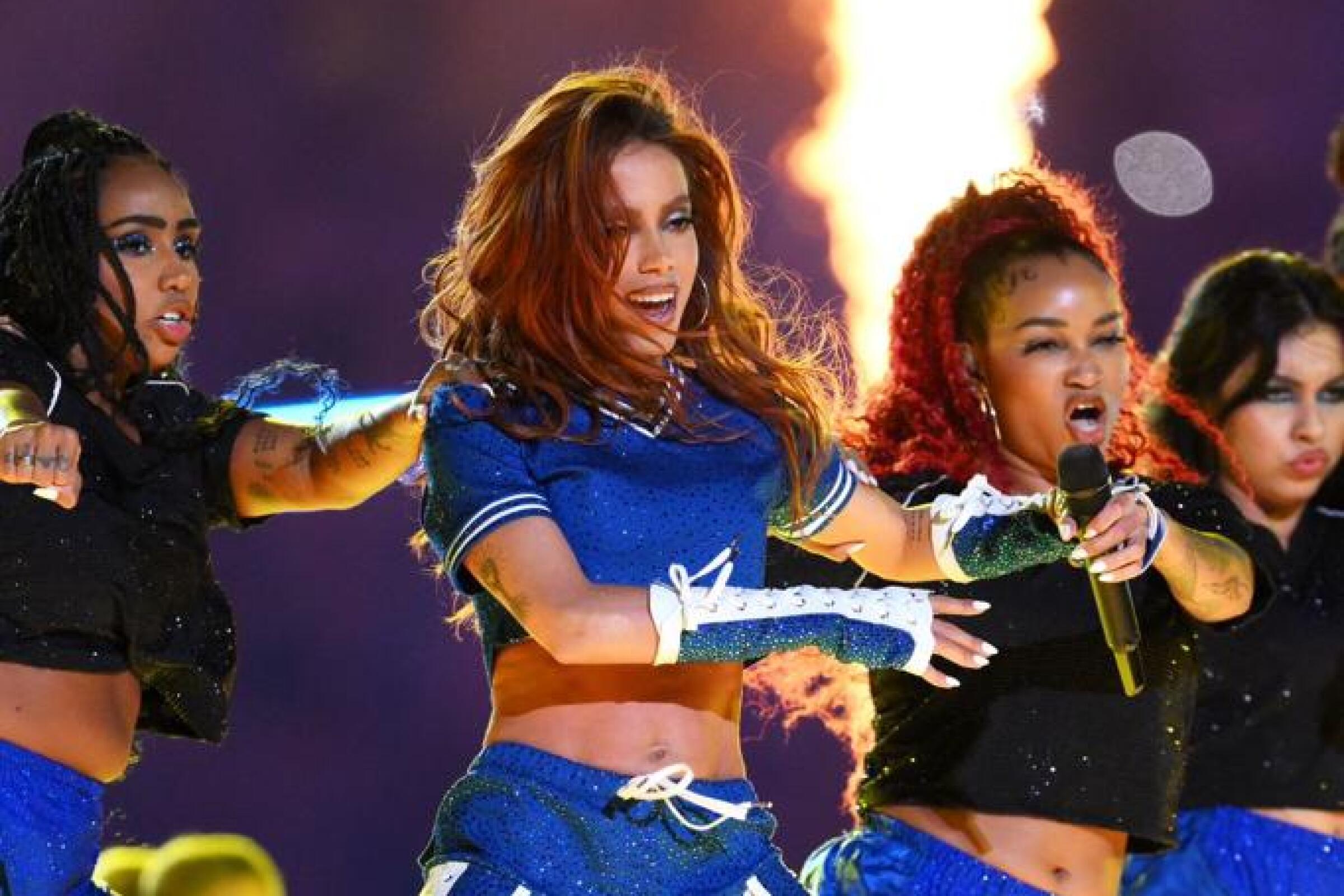 Anitta y su grupo de baile durante el show previo a la Gran Final de la Liga de Campeones 2023.