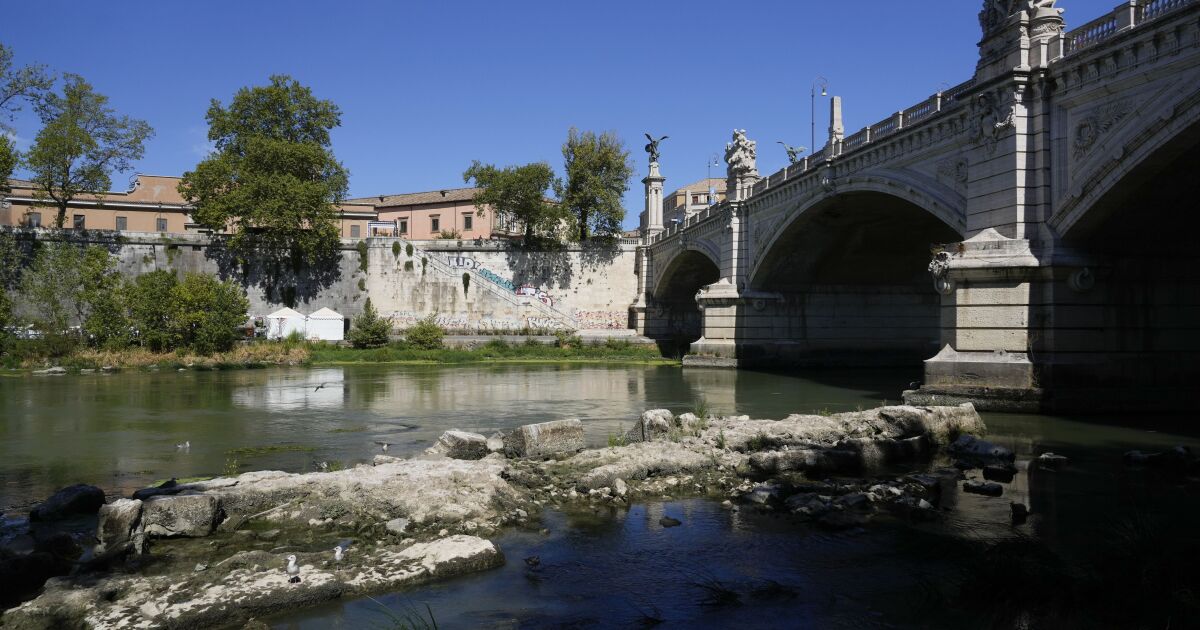 Italia: la siccità ha esposto i pilastri di un antico ponte sul Tevere