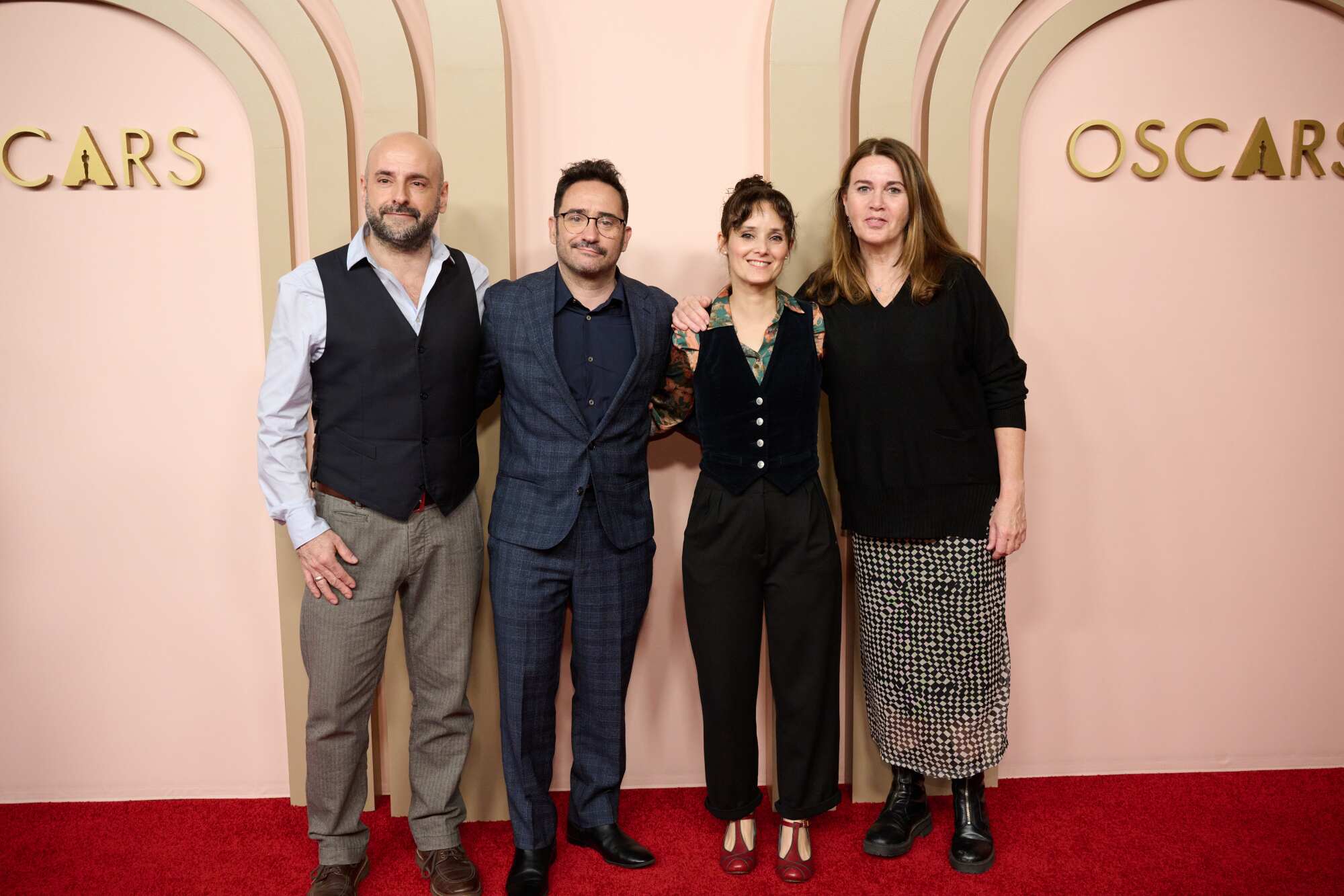 David Martí, J. A. Bayona, Montse Ribé y Ana López-Puigcerver durante su llegada al almuerzo de nominados del Oscar.