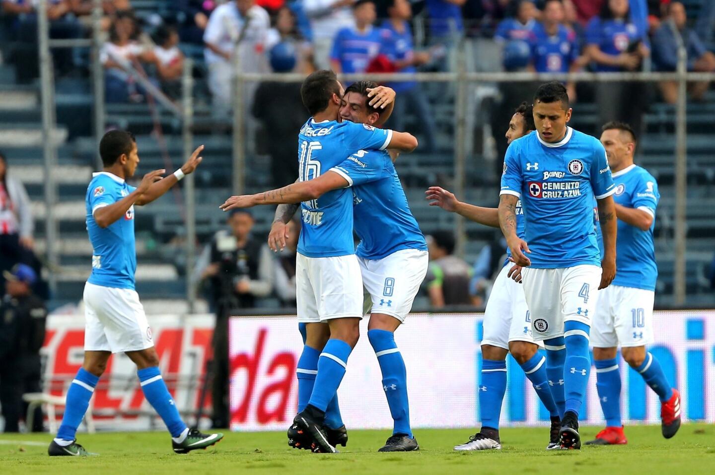 El zaguero Adrián Aldrete (C) celebra tras anotar para Cruz Azul, en el arranque triunfal del entrenador español Paco Jémez: 1-0 sobre Necaxa.