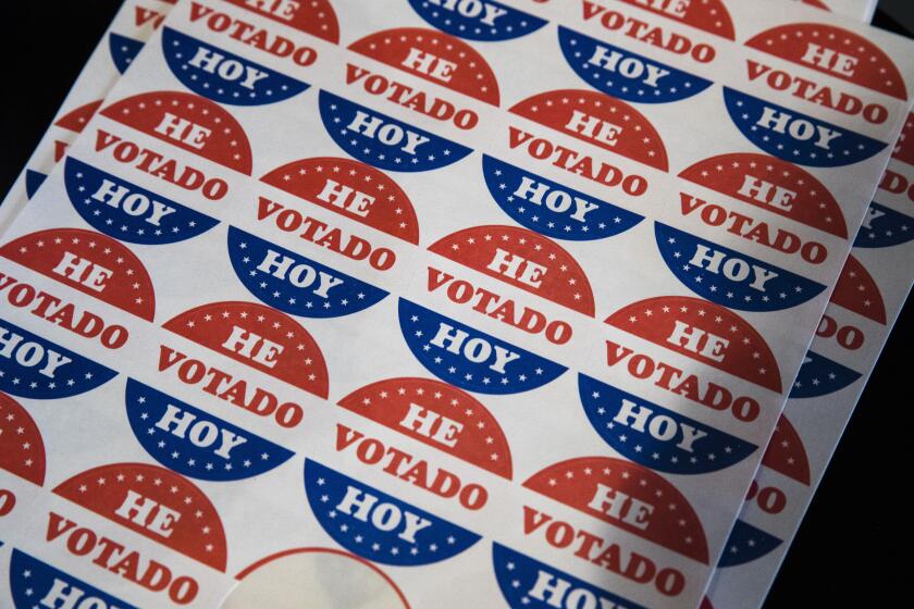 Pegatinas con la leyenda "He Votado Hoy" en un centro de votaciones en Filadelfia, el 21 de mayo de 2019. (AP Foto/Matt Rourke, Archivo)