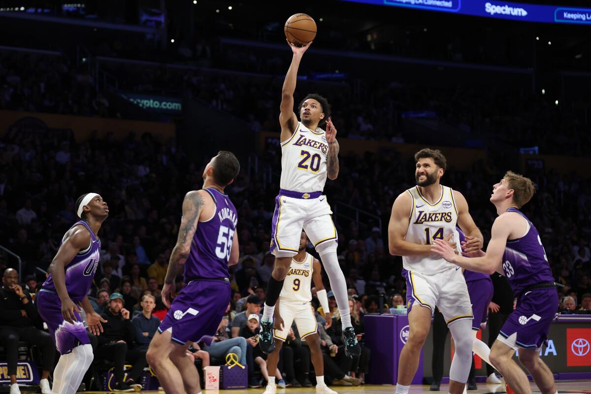 Lakers guardı Nick Smith Jr., Pazar günü Utah Jazz karşısında potaya doğru ilerliyor.