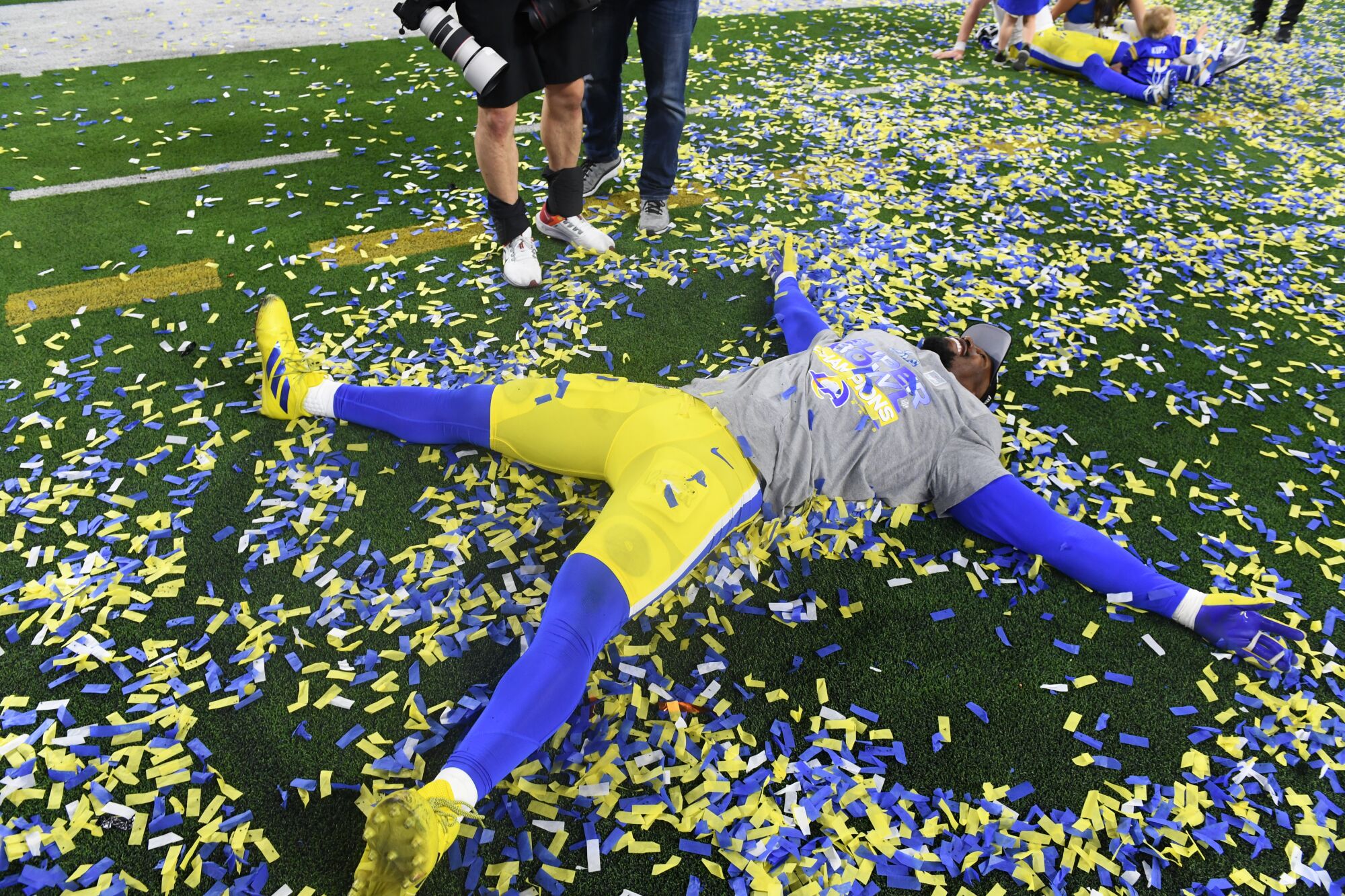 Rams outside linebacker Von Miller celebrates.