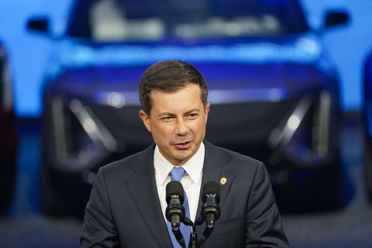 El secretario de Trasportes de EEUU, Pete Buttigieg, habla en el Salón Internacional del Automóvil en Detroit