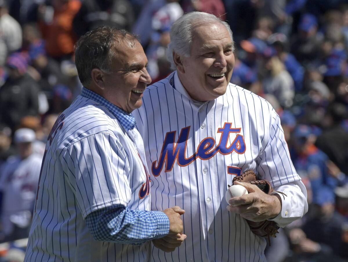 ARCHIVO - Foto del 4 de abril del 2019, Ed Kranepool posa para una foto con Gil Hodges Jr., 