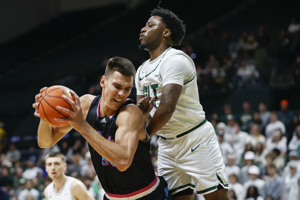 Florida Atlantic center Vladislav Goldin, left, looks to drive against Charlotte guard Montre' Gipson, right, during the first half of an NCAA college basketball game in Charlotte, N.C., Saturday, Feb. 4, 2023. (AP Photo/Nell Redmond)