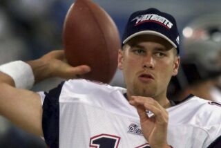 ARCHIVO - Foto dle 4 de agosto del 2000, Tom Brady como quarterback suplente de los Patriots de Nueva Inglaterra calienta antes del encuentro ante los Lions de Detroit. (AP Foto/Carlos Osorio, Archivo)