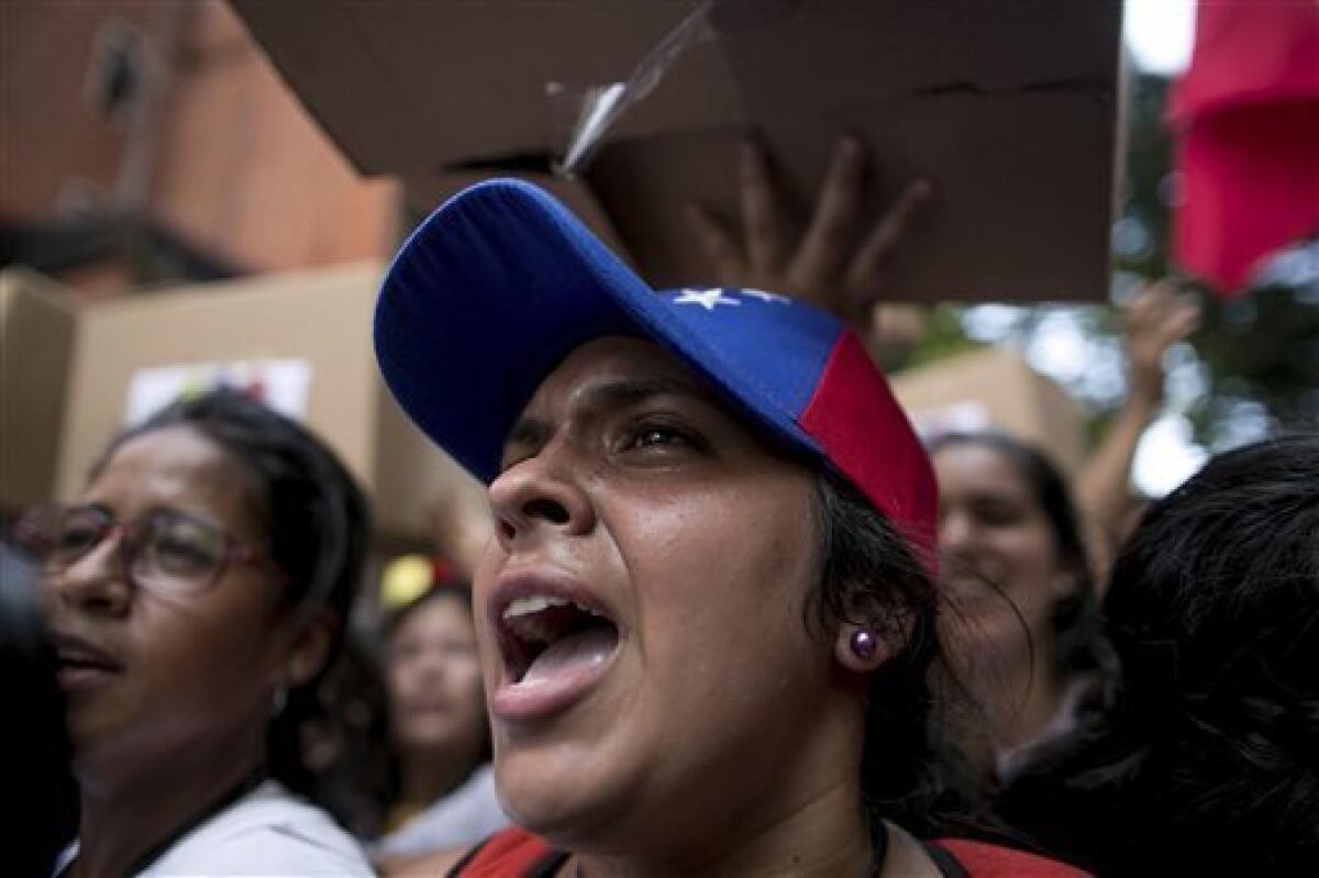 Representantes de la oposición venezolana y del Gobierno de Nicolás Maduro acudieron hoy a la segunda cita de diálogo en Caracas, los primeros con la idea de buscar "una solución electoral" y los segundos para presentar un documento "por la paz" y un vídeo que muestra "los llamados a la violencia".