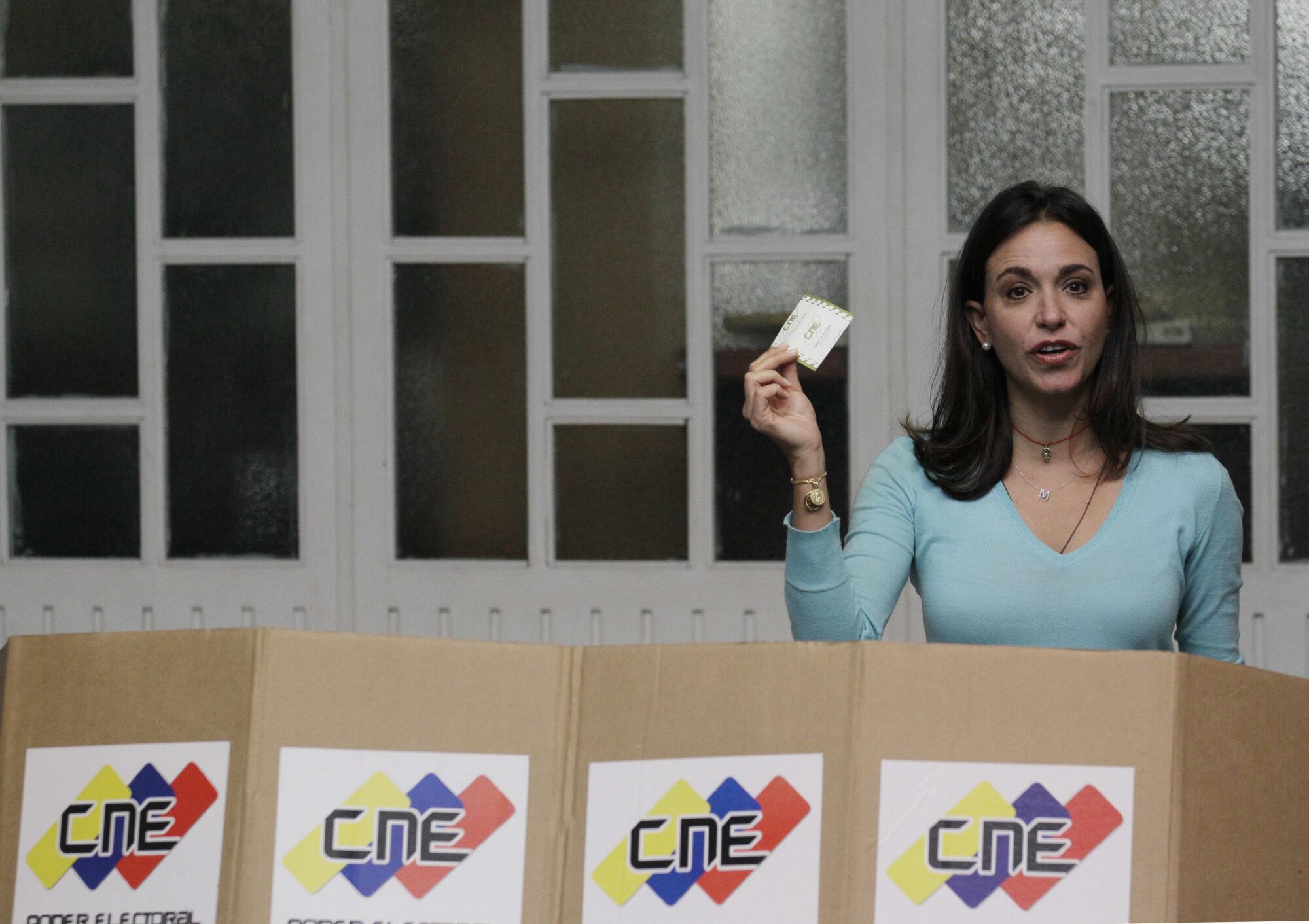 ARCHIVO - María Corina Machado, una de los cinco candidatos presidenciales de la 