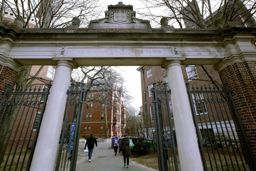ARCHIVO - Algunos estudiantes ingresan por una puerta de la Universidad de Harvard el 13 de diciembre de 2018, en Cambridge, Massachussetts. (AP Foto/Charles Krupa, archivo)