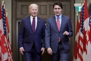 El presidente Joe Biden camina con el primer ministro canadiense Justin Trudeau en el Parlamento, el viernes 24 de marzo de 2023, en Ottawa, Canadá. (AP Foto/Andrew Harnik)