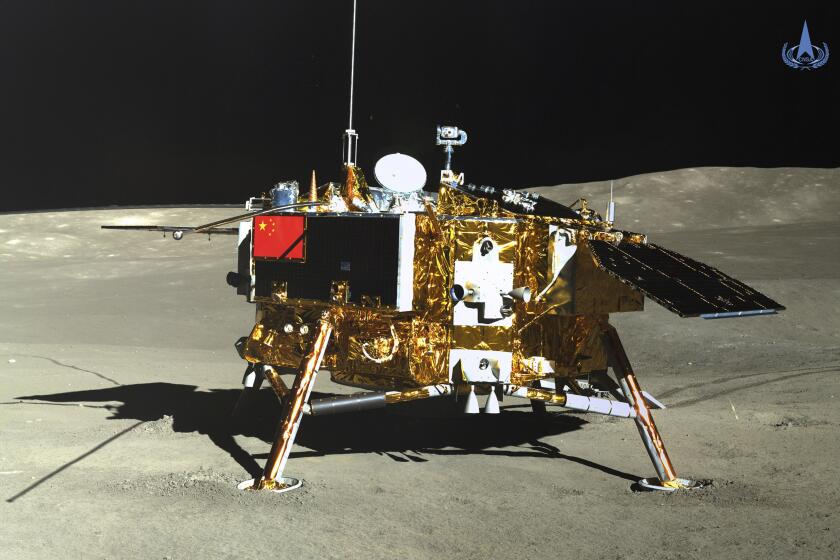 ARCHIVO - En imagen proporcionada el 12 de enero de 2019 por la Administración Nacional Espacial de China vía la Agencia de Noticias Xinhua se muestra el módulo lunar de la sonda Chang'e-4 en una fotografía tomada por el módulo Yutu-2 el 11 de enero de 2019. (Administración Nacional Espacial de China / Agencia de Noticias Xinhua vía AP, archivo)