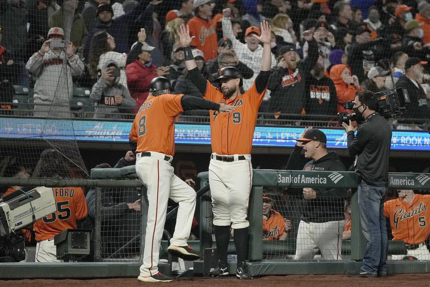 Giants beat Dodgers 3-2 in 11th on error, take NL West lead - The