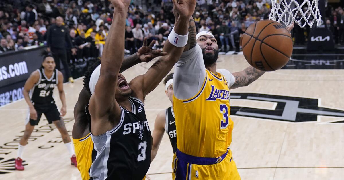 Anthony Davis, San Antonio Spurs karşısında LeBron’suz Lakers’a liderlik ediyor