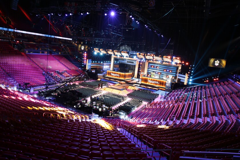 premio lo nuestro premia a raphael con