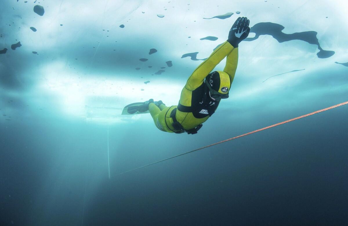 La deportista croata, Valentina Cafolla, durante su intento por romper el récord del mundo de apnea con una distancia de 125 metros, bajo las aguas heladas del lago Anterselva en Italia.