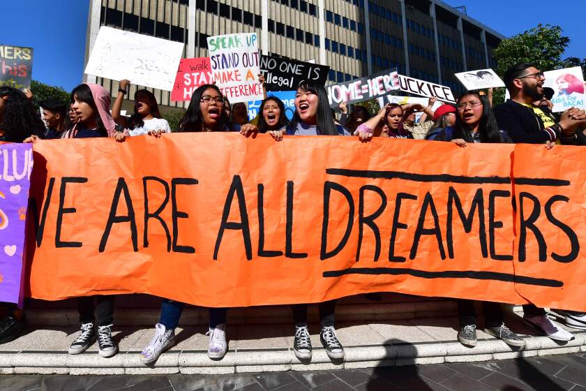 Estudiantes y partidarios de DACA marchan en el centro de Los Ángeles, California, el 12 de noviembre de 2019 mientras la Corte Suprema de los Estados Unidos escuchaba los argumentos para tomar una decisión con respecto al futuro de DACA.