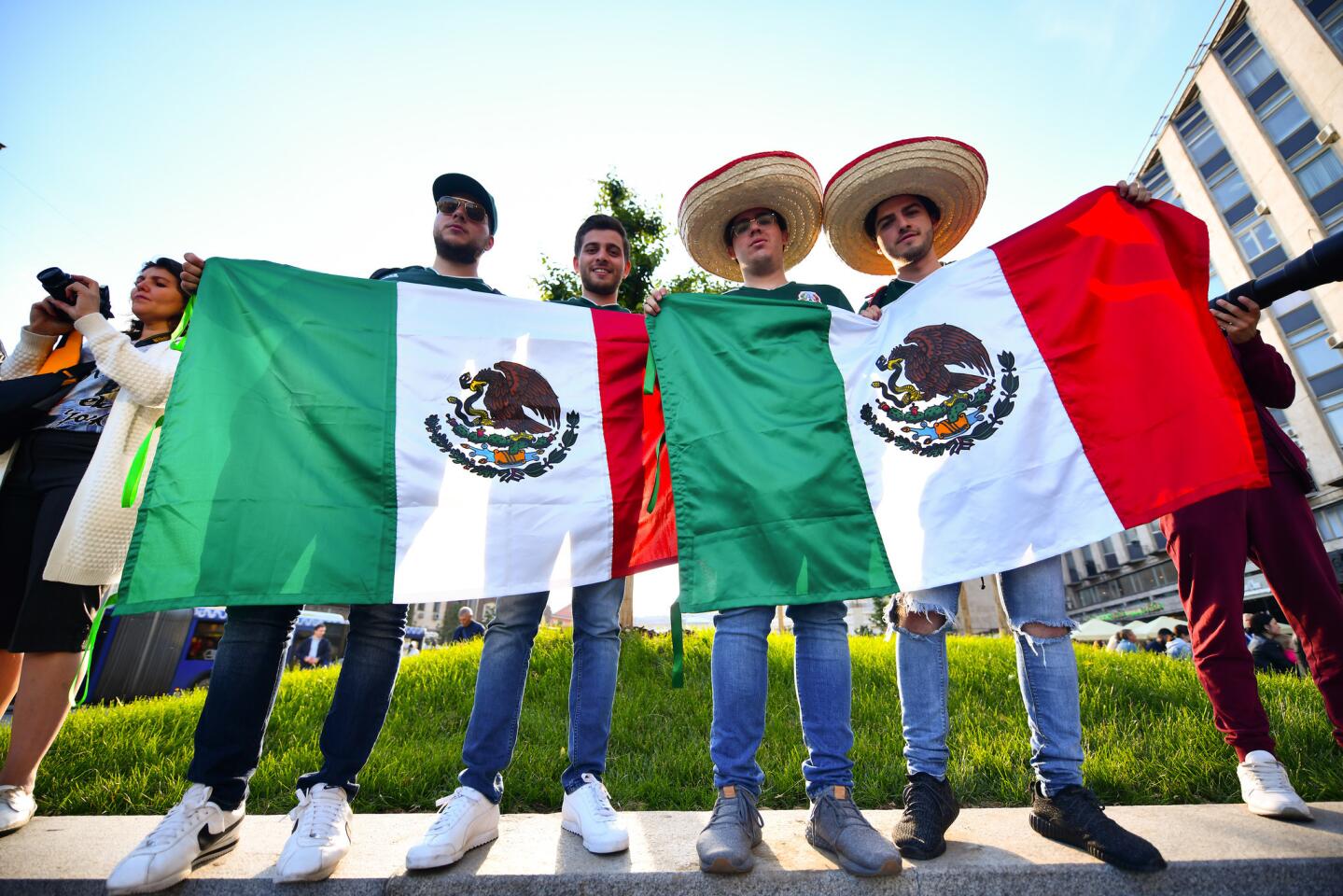 La afición mexicana celebró en Moscú la consecución de la sede del Mundial 2026 junto a Estados Unidos y Canadá.