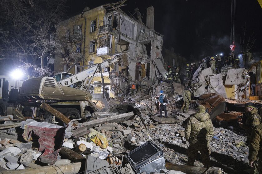 Trabajadores de emergencias retiran escombros después de que un proyectil ruso impactó un edificio residencial, el jueves 2 de febrero de 2023, en Kramatorsk, Ucrania. (AP Foto/Yevgen Honcharenko)