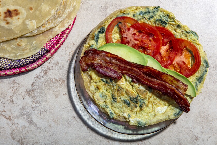 Eine Rolex, die bereit ist, um Mojus Lieblingsfüllung gerollt zu werden: Speck, Tomate und Avocado.