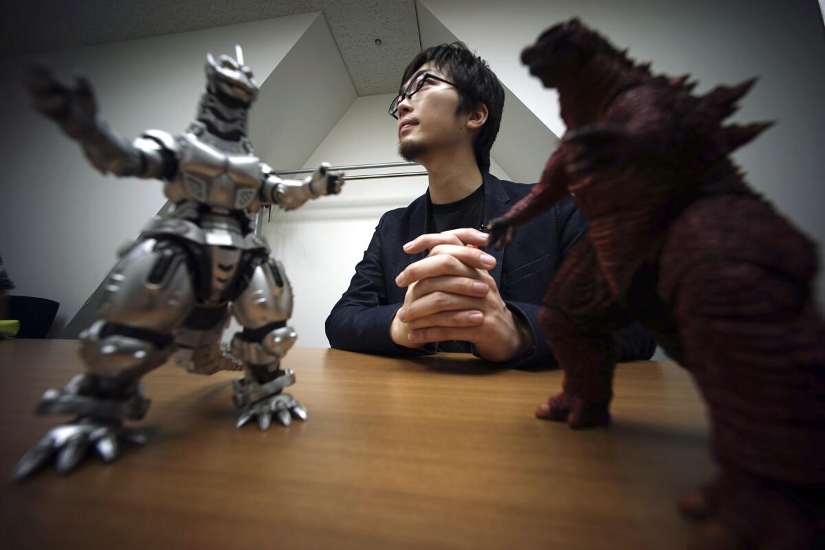 En esta imagen del 20 de mayo de 2015, Shunsuke Fujita, productor del videojuego de Godzilla para Bandai Namco Entertainment, habla del nuevo juego para la PlayStation 4 de Sony en Tokio. Las encarnaciones del monstruo abundan, incluida la versión de Hollywood del año pasado y un nuevo videojuego que sale a la venta a mediados de julio. Pero no esperen referencias a la radiación, característica del reptil mutante.