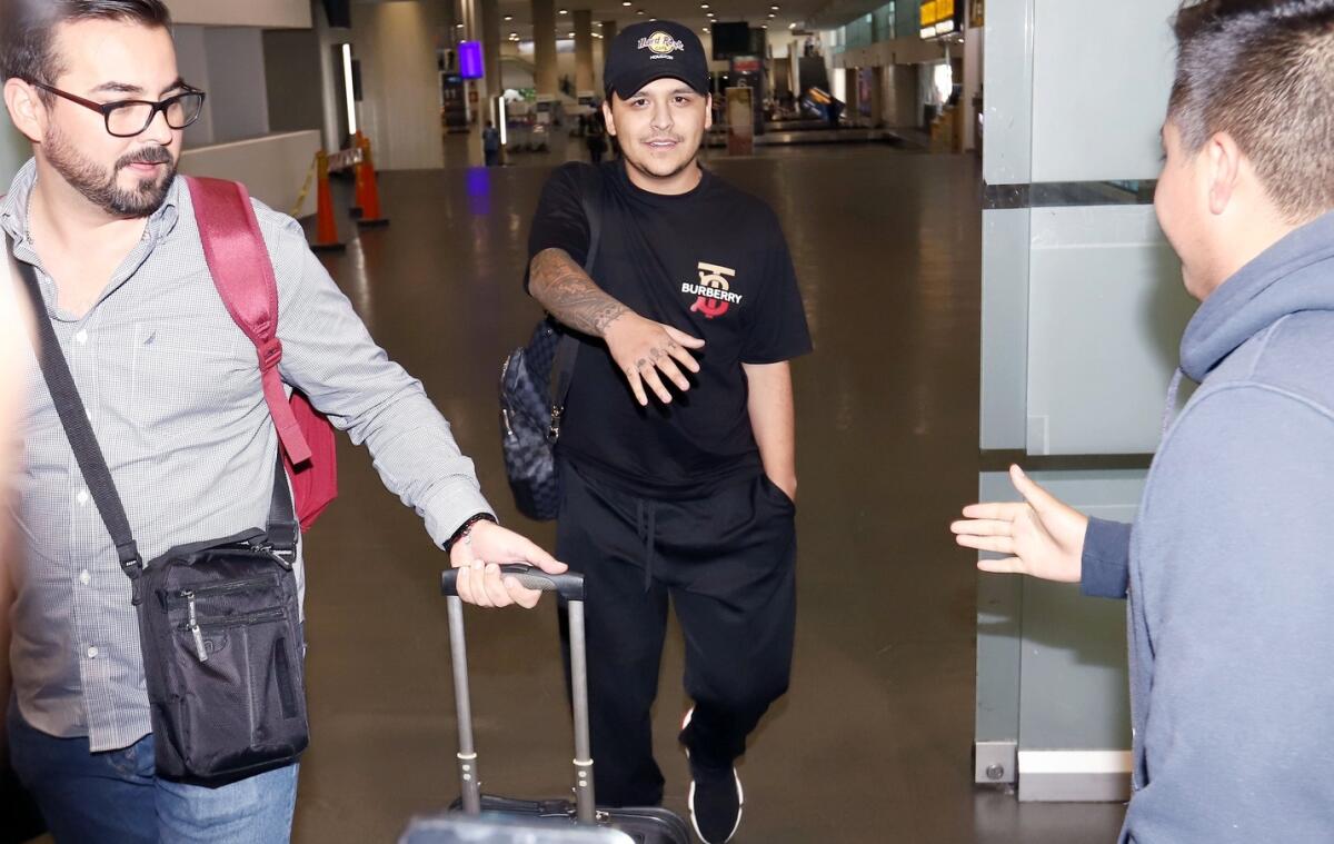 Christian Nodal a su llegada al aeropuerto.