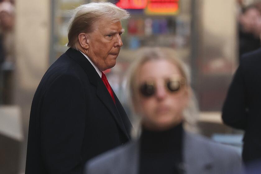 El expresidente Donald Trump sale del número 40 de la calle Wall Street después de una conferencia de prensa, el lunes 25 de marzo de 2024, en Nueva York. (Foto AP/Yuki Iwamura)