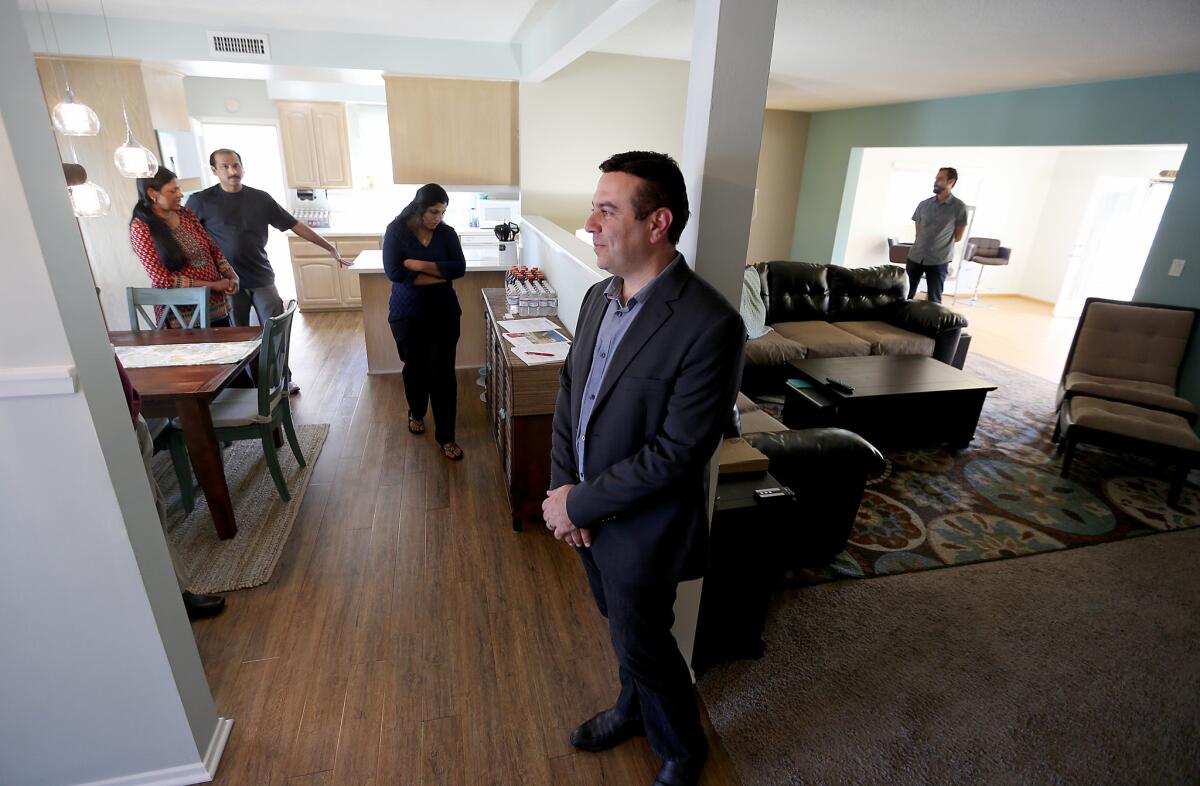 El agente inmobiliario Hooman Zahedi mostrará una residencia de tres dormitorios en Canoga Park con una jornada de puertas abiertas, este mes.