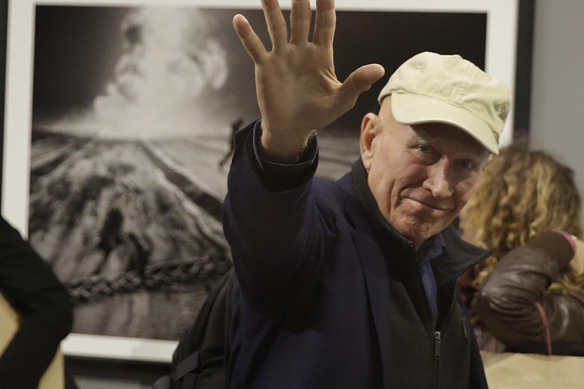 El fotógrafo Sebastiao Salgado saluda a fotógrafos en la presentación de una muestra