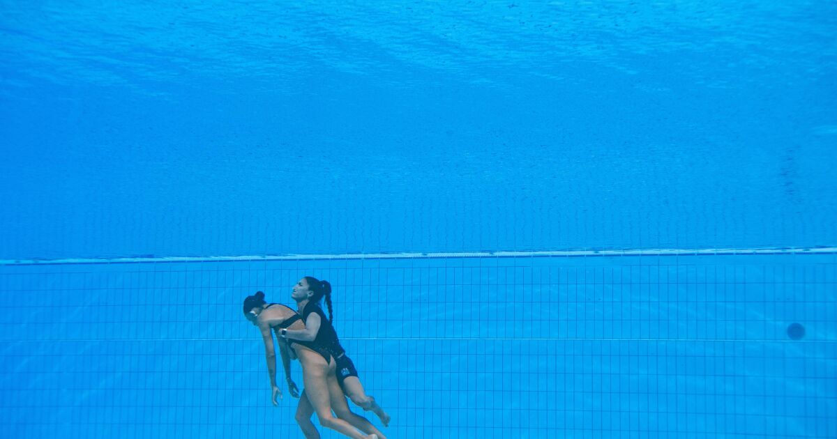 Des photos dramatiques montrent un entraîneur américain plongeant pour sauver la nageuse Anita Alvarez aux championnats du monde