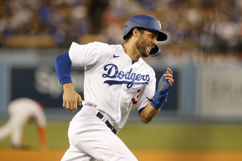 Le voltigeur gauche des Dodgers Chris Taylor termine troisième pour marquer sur un simple d'Austin Barnes lors de la quatrième manche vendredi.