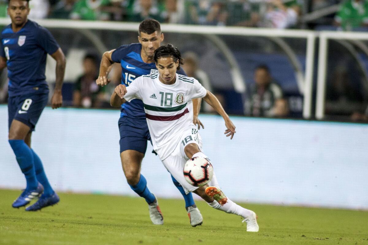 Eric Lichaj (c-i) de Estados Unidos disputa un balón con Diego Lainez (c-d) de México hoy, martes 11 de septiembre de 2018, durante un juego amistoso entre Estados Unidos y México en el estadio Nissan en Nashville (EE.UU.).